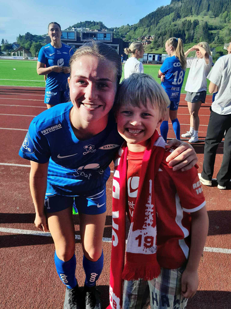 Leah Skeistrand Garen fekk mykje merksemd etter kampen. Arne Soldal, som var på kamp med pappa og kvemming Steinar, sikra seg eit foto i lag med kvemmingen.