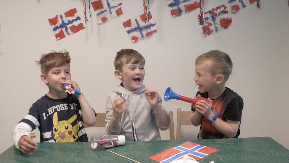 Filip Fernand, Kevin René og Jone synest det er kjekt å eta is og leika på 17. mai.