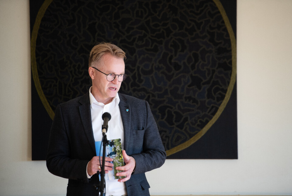 Om nokon skulle spekulera i noko anna, slo ordførar Torgeir Næss (Ap) fast at det er i Strandebarm senteret skal liggja. Men vegen dit er partane noko usamde om. Her er han i dagens fossehus på Fosse.