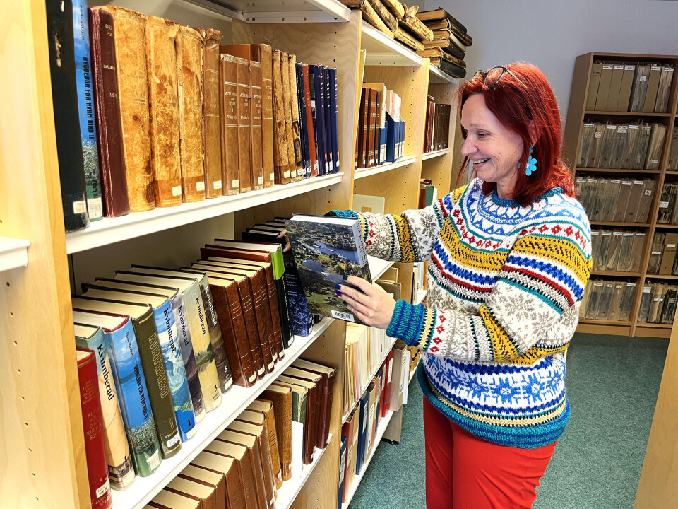 Ragna Helene Soldal på leiting etter lokalhistorisk stoff på arkivrommet til Kvam bibliotek.