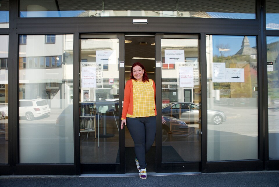 Bibliotekaren og privatpersonen Ragna Helene Soldal kan flyta litt i einannan. Her er ho fotografert under pandemien i 2020, då biblioteka måtte finna nye løysingar for utlån av bøker.
