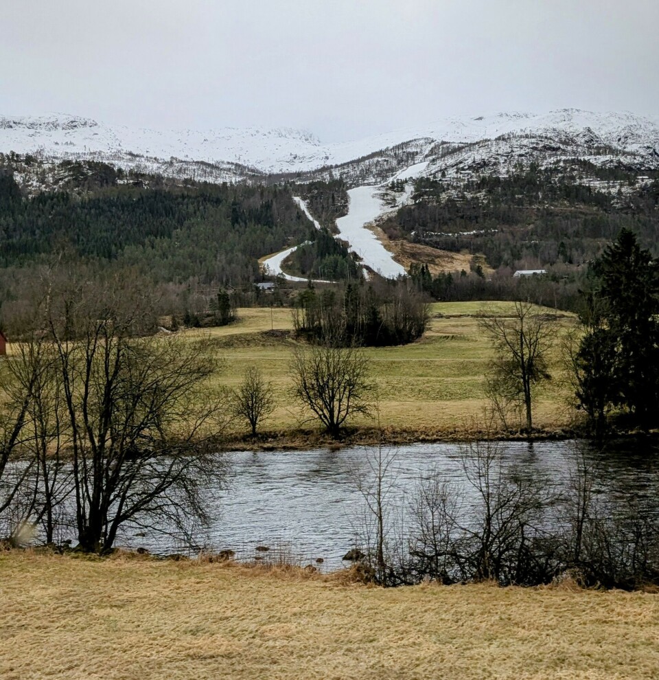 – Konsekvensane av klimaendringane er ikkje noko som kjem til å koma i
framtida, me ser dei allereie i dag. Men i framtida blir det enno villare, våtare
og varmare vêr, seier Carlo Aall, etter å ha fotografert skisenteret i Jølster
frå bussen.