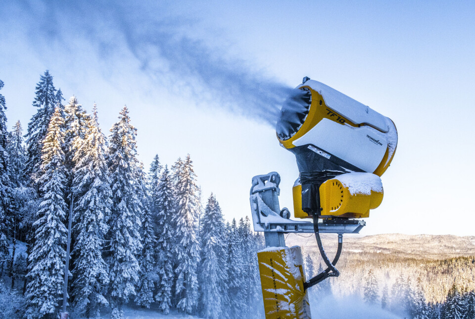 Ein kan maskere klimaendringane ei stund med kunstsnø, men han krev
både kuldegrader og straum, som kan vera dyr. Ein del anlegg har ikkje har
utstyr for snøproduksjon. Her frå Tryvann i Oslo.