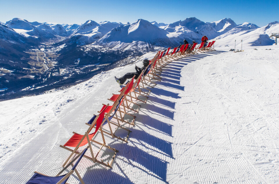 I perioden 1981–2010 som forskarane tok utgangspunkt i, var Strandafjellet
skisenter i Møre og Romsdal i snitt avhengige av å produsere 49 centimeter
snø gjennom sesongen for å kunne halde ope i 100 dagar. Mot 2030-talet
må dei auke kunstsnøproduksjonen med 101 prosent for å ha sesongar
på 100 dagar. I 2050 blir auken på 174 prosent frå utgangspunktet.