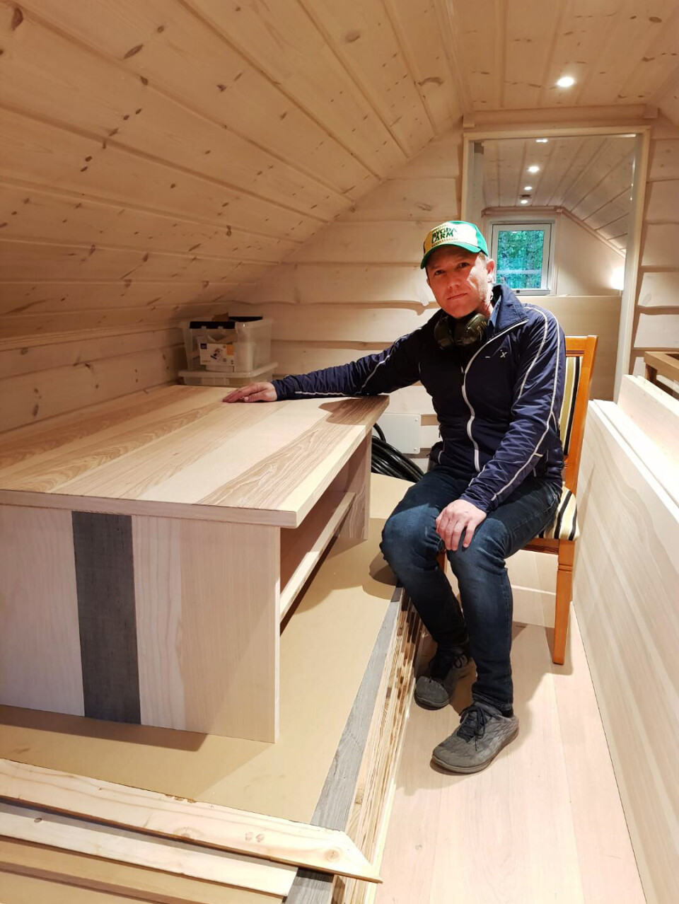 Torgeir Kinne Solsvik er importør av ulike panel i heiltre frå firmaet Admonter Holzindustrie AG i Austerrike. Musikaren er oppteken av materialkvalitet og estetikk.