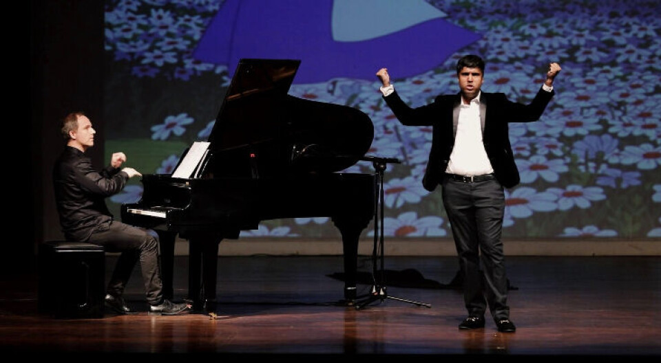 Å vera pianist busett i Hardanger medfører ein del reiseverksemd. Her er Togeir Kinne Solsvik på jobb på Sri Lanka og framfører saman med ein vokalist ei framsyning kalla «Classical & Cool 2023.»