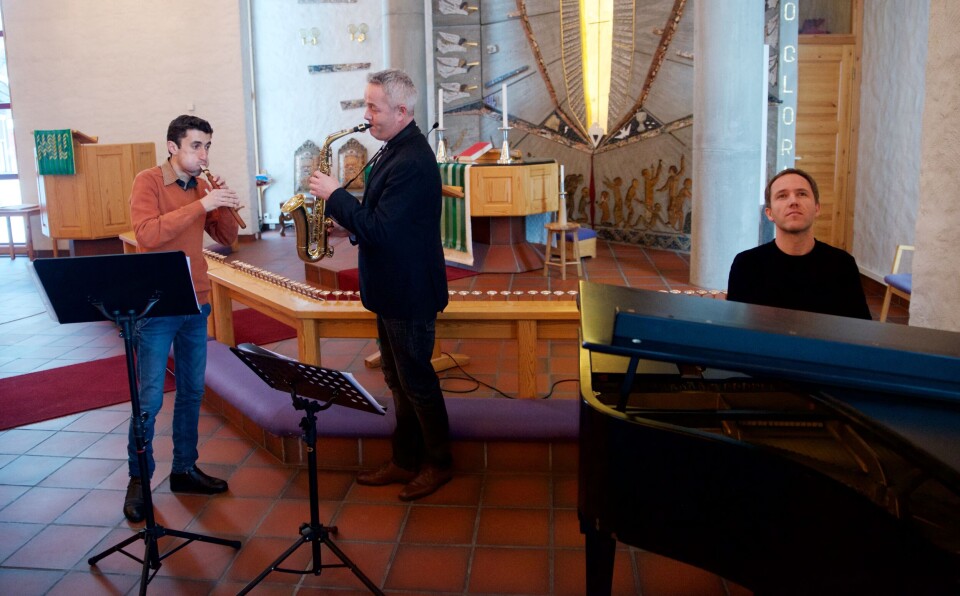 Arsen Petrosyan (t.v.) spelar duduk. Her øver han med saksofonist Arvid Aasprang og pianist Torgeir Kinne Solsvik i Norheimsund kyrkje før ein konsert i 2018.