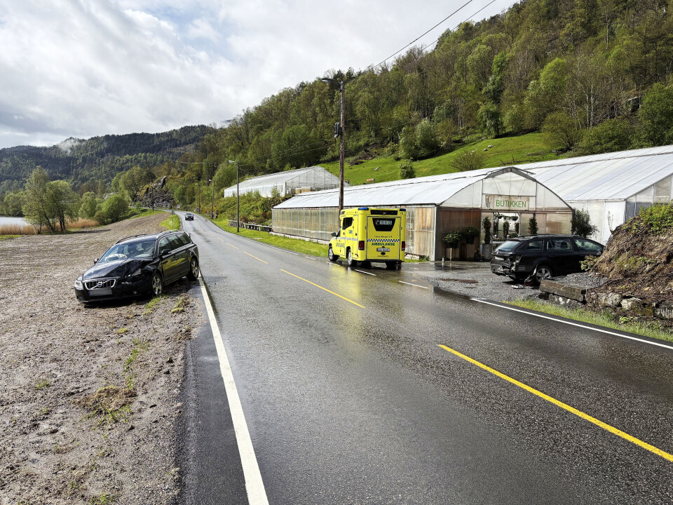 Dei involverte bilane står til venstre og høgre i biletet.