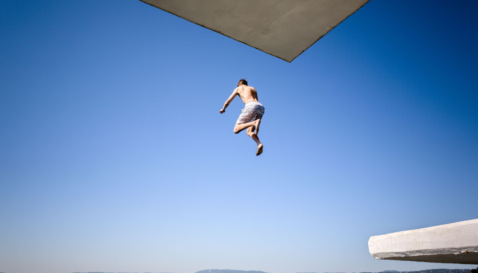 Badetemperaturane er framleis ikkje så mykje å skryte av, men mesteparten av landet vil få stabilt og mildare vêr resten av denne veka, med mykje sol både på Vestlandet, Sørlandet og Austlandet. Foto: Krister Sørbø / NTB / NPK