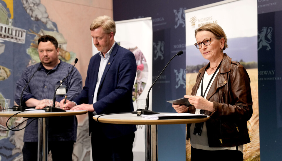 Leiar av Norges bondelag, Børn Gimming og leiar av Norsk bonde- og småbrukarlag, Tor Jacob Solberg, frå då dei overleverte kravet sitt til forhandlingsleiaren til staten Viil Søyland.