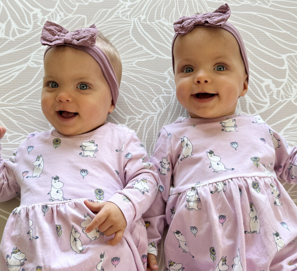 Hipp hurra for jentene våre Linnea og Mathea som fyller 1 år laurdag 7. juni. Me gler oss til feiring i lag med familie og venner. Klem mamma, pappa og storesøster Elea.