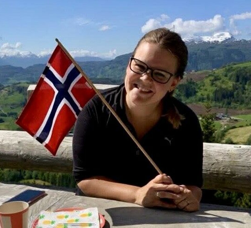 40 og fantastisk,
men lika entusiastisk.
Snill og omtenksom,
og ein venn som er oppmerksom.
Humor og alltid åpent hus,
måtte 40-åra by på sus og dus.
We love you! Klem frå klubben.