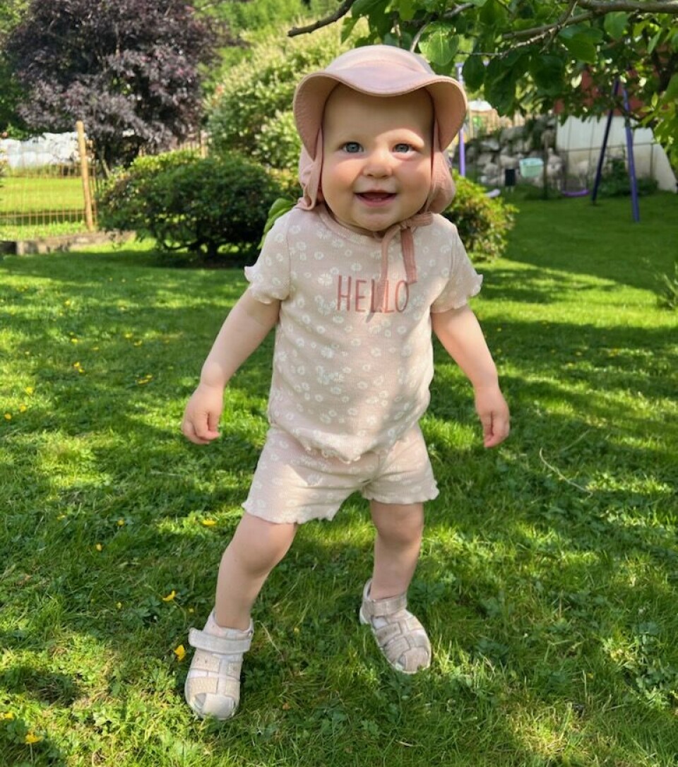 Hipp hurra for finaste solstråla vår som fyller 1 år fredag 20. juni. Full fart, stabbar i veg og alltid blid og fornøyd. Me er alle kjempeglade i deg❤️