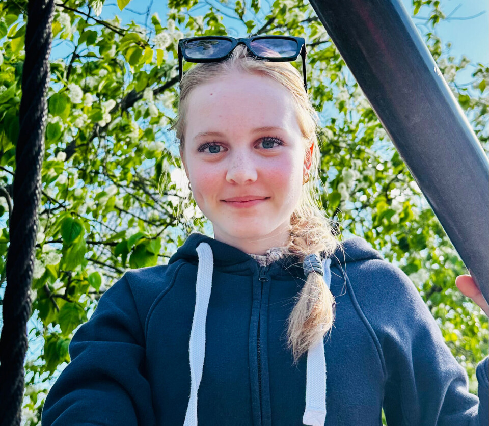 Hipp hurra for den spreke, gode, omsorgsfulle fjortisen vår som har bursdag 28. juni! Kjempeglad i deg! Bursdagsklemmer fra Mynte, Bror, pappa og mamma. (Og gratulerer med dagen til kjekke pappaen vår som deler dag! Klem fra dine skjønne små.)