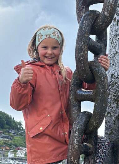 Gratulera så masse med dagen din 4. juli. Du er veldig snill og skriv så mange fine kort til oss. Stor bursdagsklem frå bestemor og bestefar.