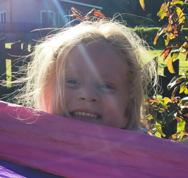 Vetlaprinsesso i Netelandshagen har snart bursdag igjen! Tysdag 8. juli vert du heile 5 år! Hurra for deg! Du deler gleder, varme klemmar og strålande smil! Me er så uendeleg glade i deg, Anna! Bursdagsklemmar i fleng
frå bestemor og bestefar i Omvikdalen,
farmorbesto og besten i Netelandshagen og frå alle dei andre i familien din.