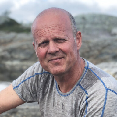 Den gode, snille, kjekke og tolmodige besten/pappen/svigerfaren vår blir 60 år 13. juli. Hjelper alltid til, om det er med oppussing eller barnepass, er han aldri vanskeleg å be. Me gleder oss til å feira dagen på ferie med deg! Me er alle såå glad i deg. Bursdagsklem frå jentene dine med familie.