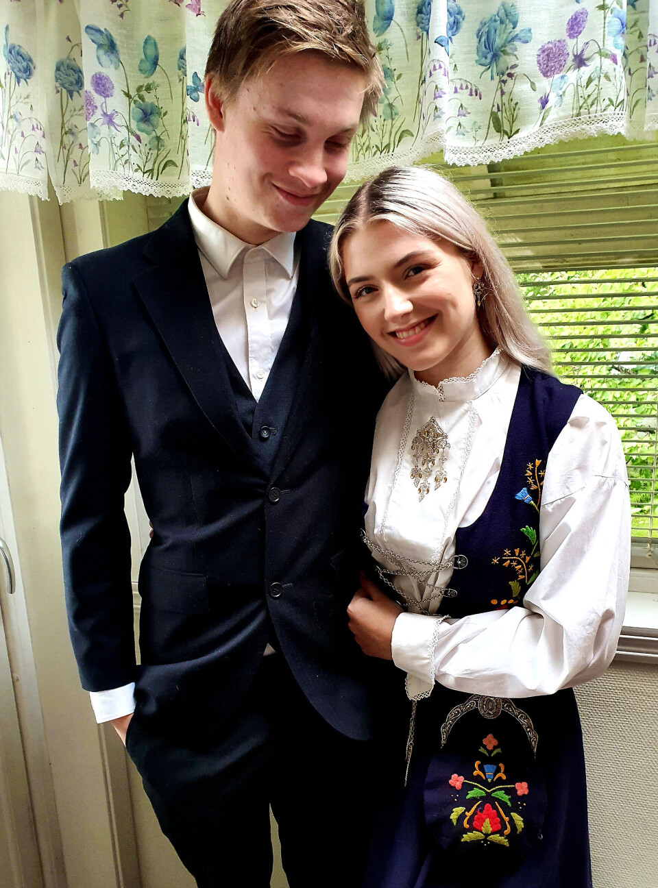 giftar seg i Øystese kyrkje laurdag 19. juli kl. 11.30. Me gler oss til feiring. Lykkeønskingar frå familiane frå Os, Bergen og Norheimsund.