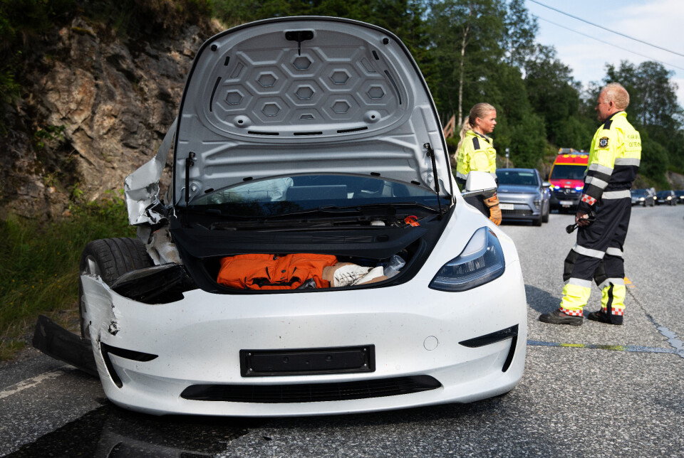 Bilen vart ståande i det eine køyrefeltet etter kollisjonen med fjellvegen.