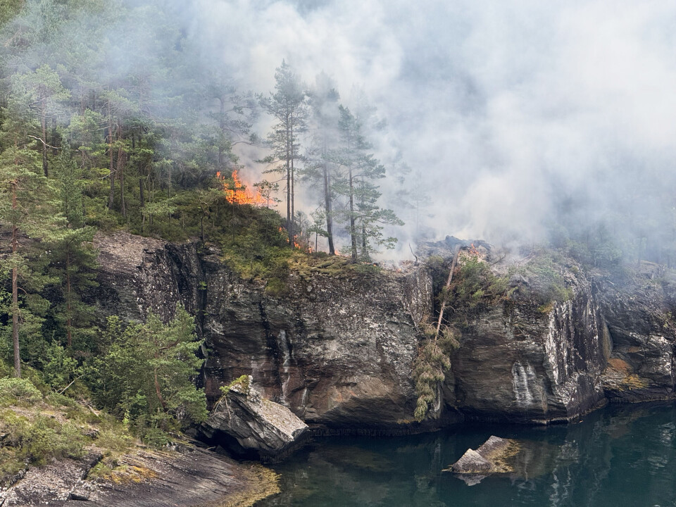 Vatn frå sjøen måtte pumpast opp for å sløkkja brannen.