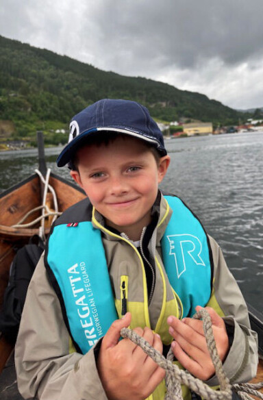 Gratulera så masse med 10-årsdagen din 28. juli. Du er snill og godguten vår. Stor bursdagsklem frå bestemor og bestefar.