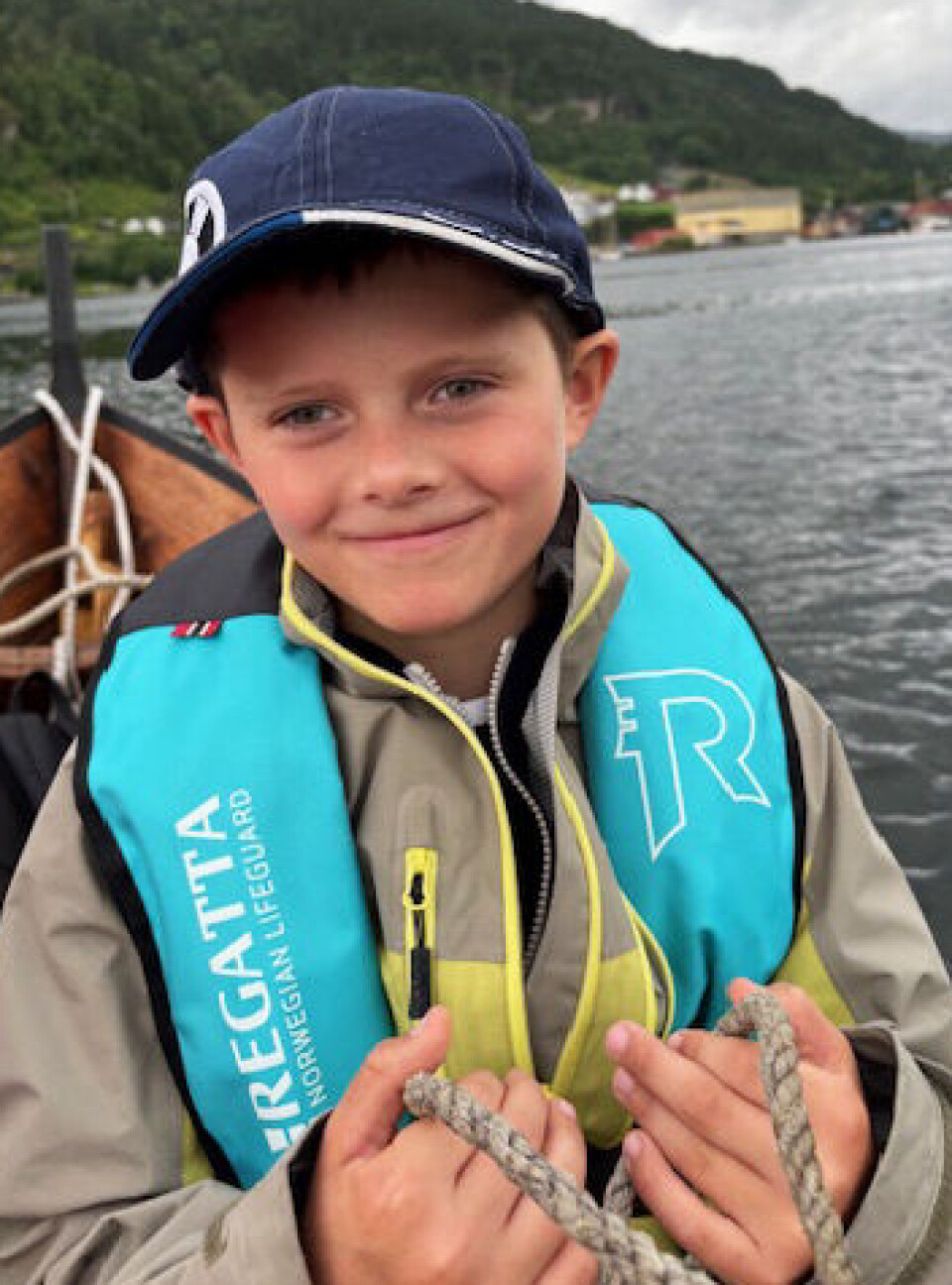 Gratulera så masse med 10-årsdagen din 28. juli. Du er snill og godguten vår. Stor bursdagsklem frå bestemor og bestefar.