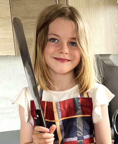 Me gratulerer vår kjære Mali Sofie Kleven Erstad i Oslo, for tida på ferie i Norheimsund, med 7-årsdagen lørdag 2. august. Gode helsingar frå mormor og morfar, søskenbarn, tanter og onklar i Norheimsund, Ålesund og Oslo. Oldeforeldra helsar òg.