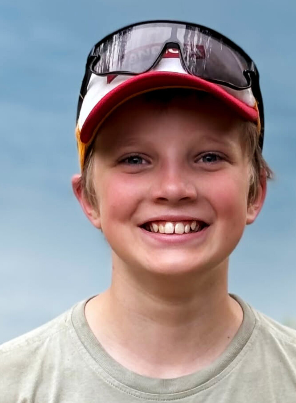 Gratulera så masse med 12-årsdagen din, 4. august. Du er snill og godguten vår. Stor bursdagsklem frå bestemor og morfar.