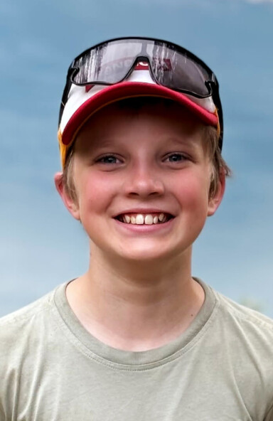 Gratulera så masse med 12-årsdagen din, 4. august. Du er snill og godguten vår. Stor bursdagsklem frå bestemor og morfar.