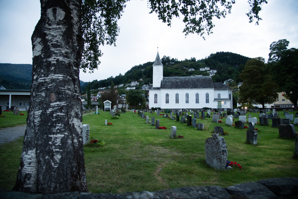 Torsdag skal det kima i alle kyrkjeklokker i Kvam. Her ser me Øystese kyrkje.