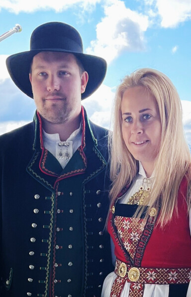 giftar seg fredag 8. august. Heile familien gratulerer så mykje til det flotte paret og håpar dei får èin strålandes dag og feiring!