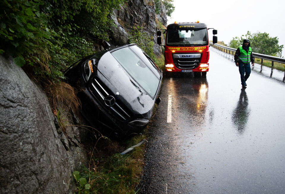 Slik enda bilturen til ei kvinne. Innsatsleiar Per Gunnar Thrane ved Kvam politistasjon tok seg av trafikkdirigeringa inntil bilen var fjerna.