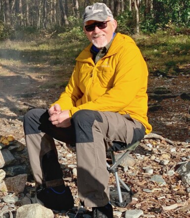 Hipp hurra for vår gode morfar/pappa/
svigerfar som fyller 70 år 13. august!
Du er alltid hjelpsom og stiller opp,
sprek og går gjerne fra topp til topp!
En alt-mulig-mann som fikser det
meste. Gratulerer med dagen til verdens
beste! Bursdagsklem fra jentene dine
med familie.