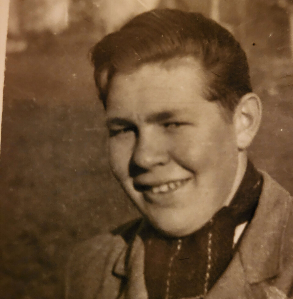 Besten vår, Brynjulv Repål, fyller 90 år måndag 25.8. Gratulera så mykje! Kesia, Naomi, Birgitte og Viel Marit - og dei andre i gjengen