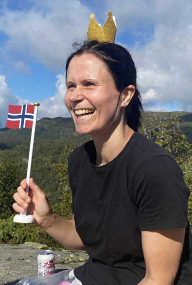 Du er stødig og grei, og gleder så mange på din vei.
Kreativ, varm og snill,
me er imponert over alt du får til.
Takk for at du alltid er der for oss. Liv og glede - du lar oss alltid dele.