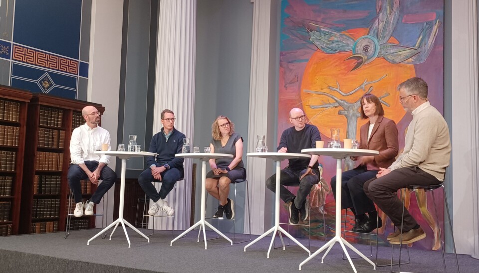 Det samfunnsvitskapelege fakultet ved UiO arrangerte tysdag eit seminar om løfter og løgner i valkampen. Med i samtalen var ekstremismeforskar Anders Ravik Jupskås (f.v.), økonom Martin Blomhoff Holm, statsvitar og klimaforskar Elin Lerum Boasson, statsvitar og ulikskapsforskar Peter Egge Langsæther, statsvitar og europaforskar Guri Rosén og sosiolog og klasseforskar Magne Flemmen.