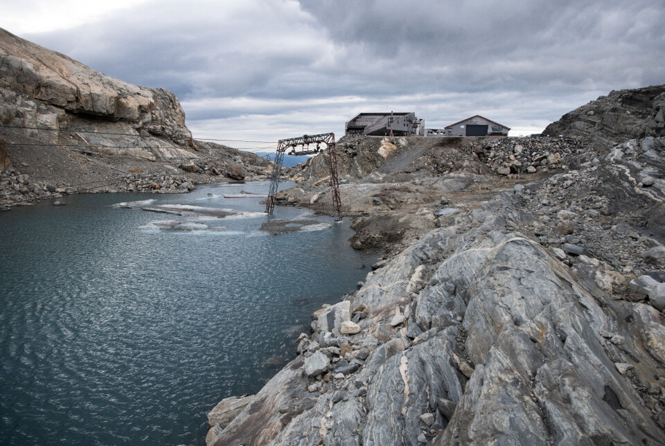 Den fyrste masta stod torsdag 28. august i fjellvatnet som har kome fram i dagen. No ligg ho.