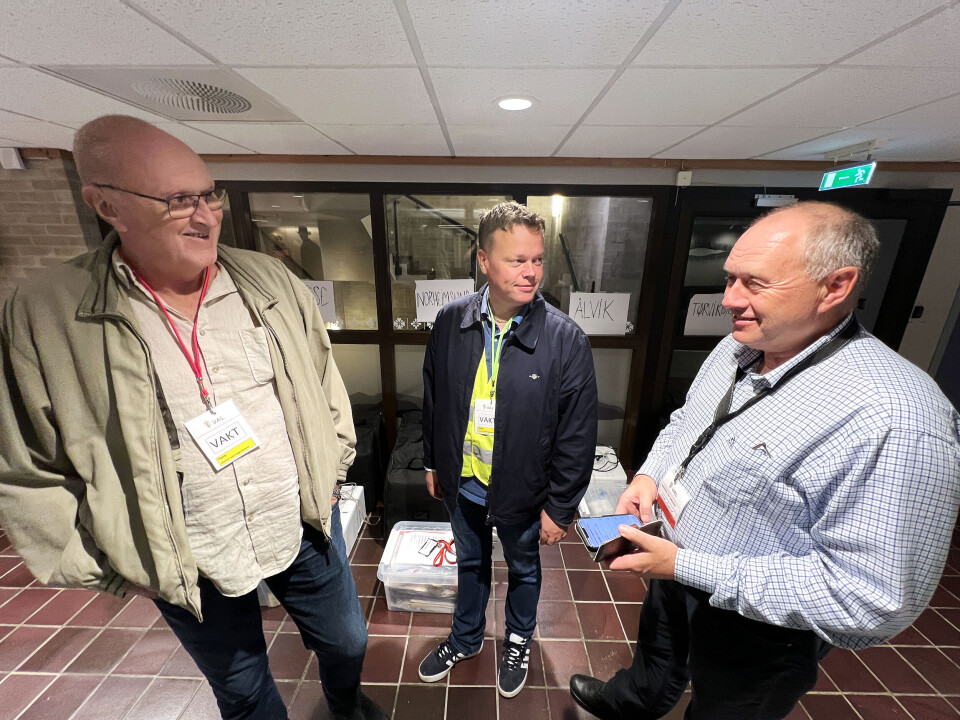 Varaordførar Frode Nygård (Frp, t.h.) i Kvam kan gle seg over at Frp har gjort eit kjempeval i Kvam. Her er han med partifellane – og på valdagen valfunksjonærar – Rune Fonnaland (t.v.) og Bjørgulv Hauger i Kvam rådhus.