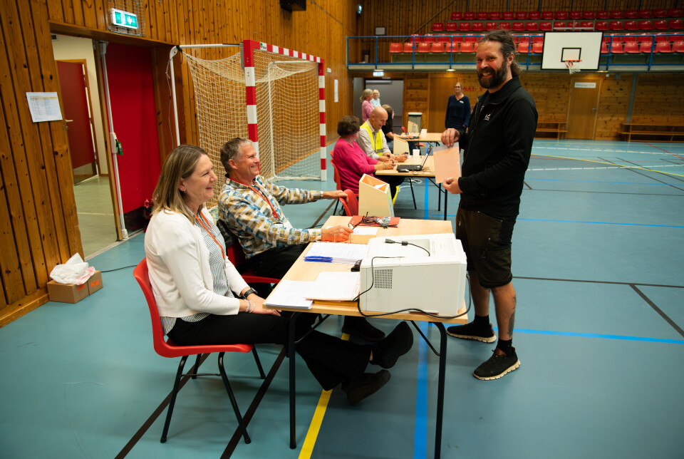 Nils Ove Børve var ein av dei siste som røysta i Norheimsund. Nestleiar Britt Tone Skeie og leiar Terje Kolltveit i vallokalet fekk æra av å ta imot røysta hans.