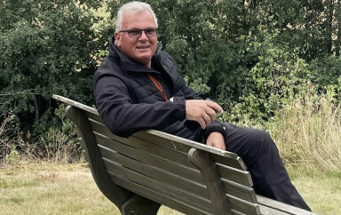 Hipp hurra for vår alles favoritt,
tenk at du no 70 år har blitt.
Du held deg ung til sinns og blodtrykket er bra,
mykje tull og tøys, og liker å gjere andre gla.
Serviceinnstilt både på jobb og etter stengetid,
men turar med bobilen er som terapi.
Du hopper alltid til og hjelper dei du kan,
ser positivt på alt og er ein godt likt mann.
Me i familien er heldige som kan kalla deg vår,
og me gler oss til alle de kommande år.
På Vestlia me hever glasset og gratulerer,
for denne helga er deg me jubilerer. Bursdagsklem frå heile familien.