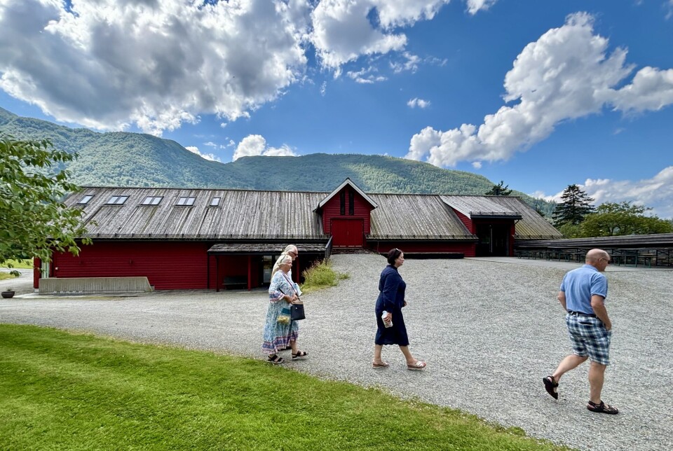 Den første utstillinga lokka 1300 besøkande – og dronninga. Inngangen til galleriet er til venstre for låvebua. I motsett ende ligg kurs- og selskapslokalet.