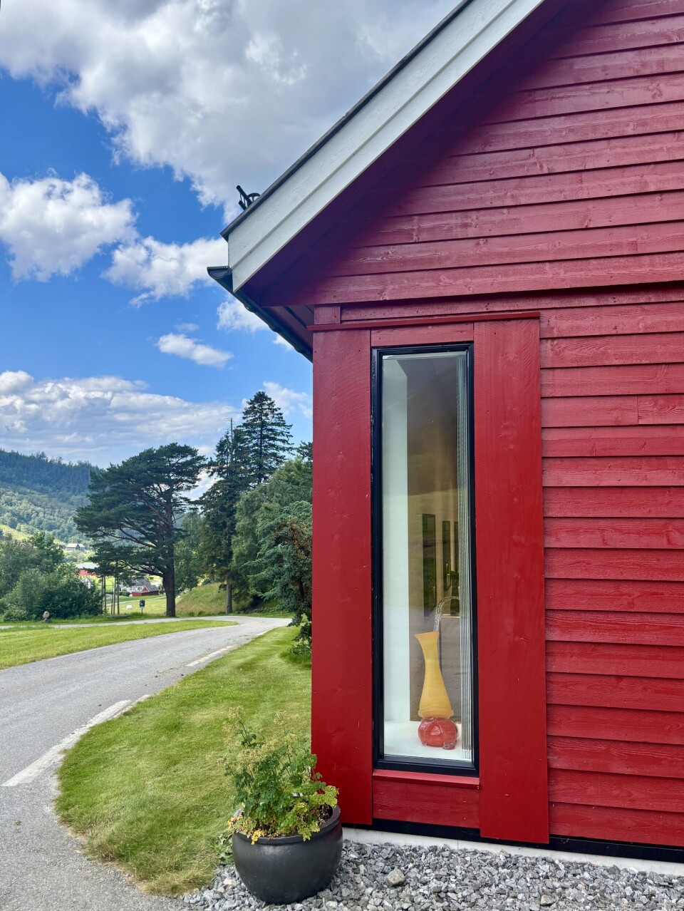 På avstand ser han ut som ein vanleg låve. Kjem du nærare, dukkar det opp overraskingar.