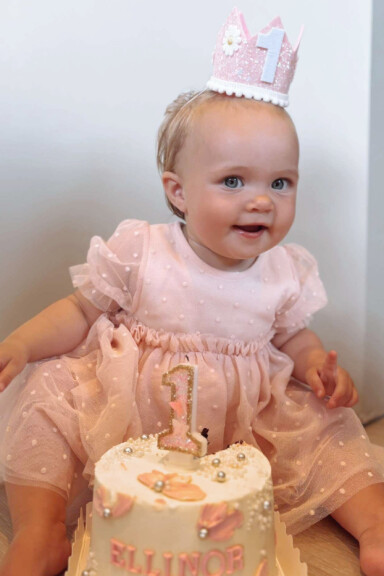 Vi vil gratulere Ellinor Skeie Aga med 1-årsdagen som var 24. juli. Love you. Bursdagsklemmer fra besto & besten, tanter og onkler.