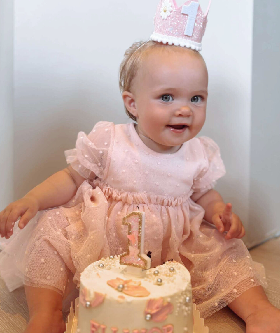 Vi vil gratulere Ellinor Skeie Aga med 1-årsdagen som var 24. juli. Love you. Bursdagsklemmer fra besto & besten, tanter og onkler.