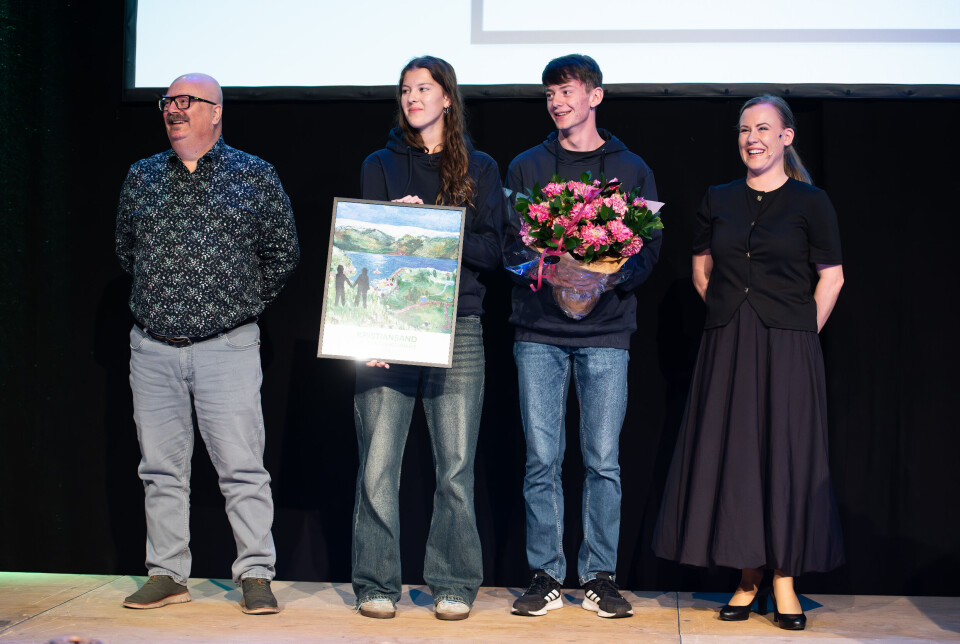Barne- og familieminister Lene Vågslid (t.h.) delte ut prisen til representantar for Kristiansand kommune. Her er ho med Ole Martin Kyllo (t.v.), koordinator for ungdomens bustyre, og Isabell Hoff og Oskar Skjelbred Pettersen frå ungdomsrådet.