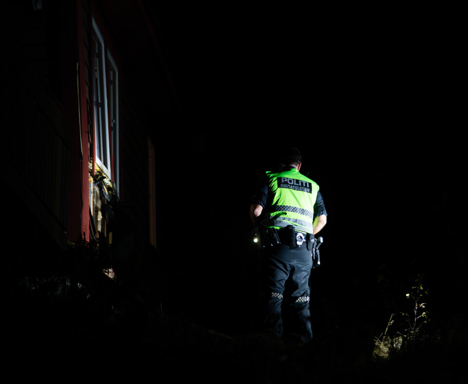 Politioverbetjent Per Gunnar Thrane dokumenterer brannstaden.
