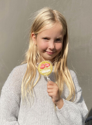 Hipp hipp hurra, gratulera så mykje med 10-årsdagen din Tiril, den 27. september. Håpar du får ein strålande dag. Me er veldig glad i deg. Bamseklem frå «Tørvika»-besten, besteforeldra og resten av familien i Øystese.