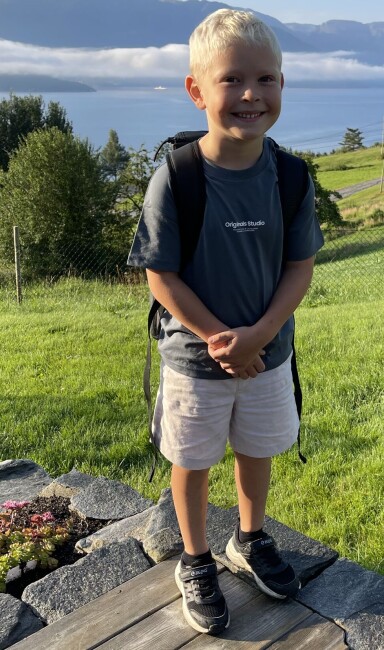 Gratulera så mykje med 6års dagen 9. oktober . Me er veldig glad i deg ❤️
Klem frå besto og besten i Vikøy