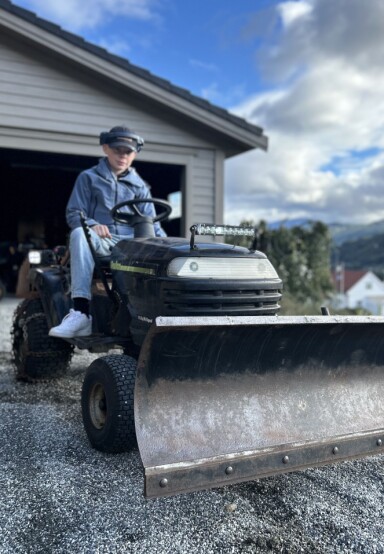 18. oktober er Lars’n vår tenåring Du er eit arbeidsjern og alltid hjelpsom. Me er så glad for deg Hurraklem frå Larse-besten, mormor, farmor og Karsten, tanter og onkler.