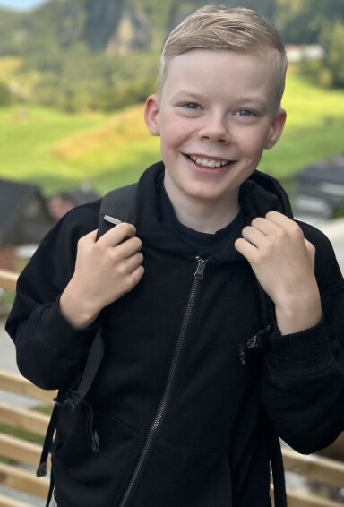 Hurra! 18. oktober fyller vår gode Lars 13 år Du er ein fantastisk kjekk gut som me alle er så glad i. Helsinga kjem frå mammo og pappen, Tobias, Theodor, og Oda Me digge deg!